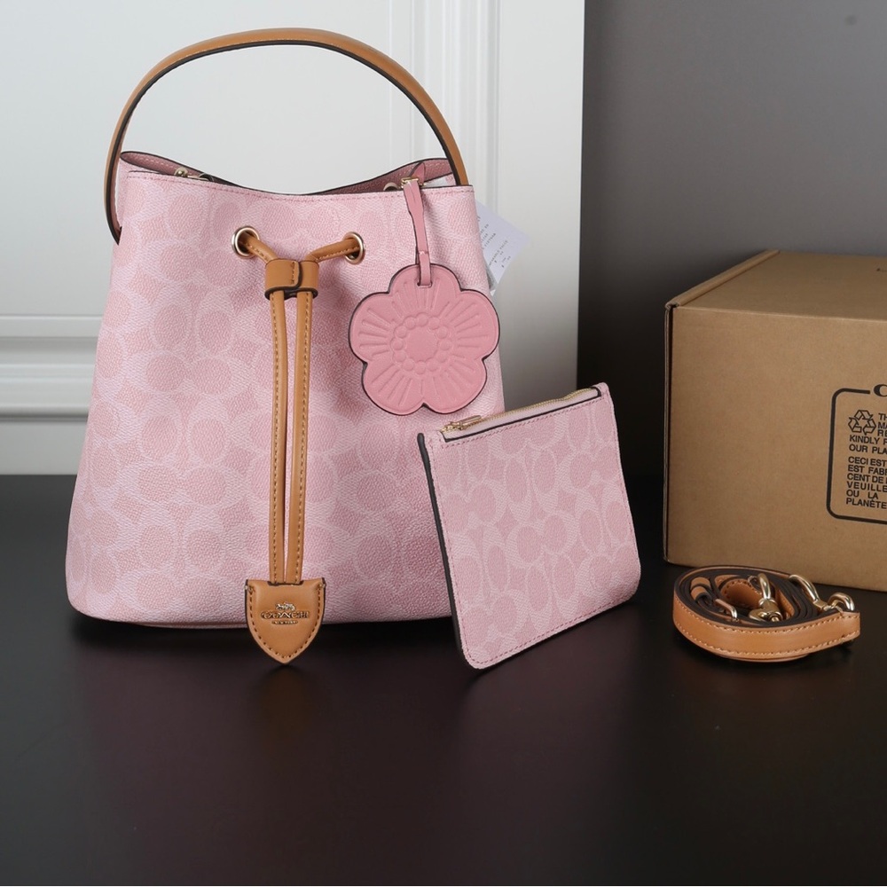 🍷🍷🍷Coach Rowan Bucket Bag in Signature Canvas w/ Charms - Picture 1 of 8